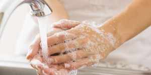 Мыть руки после использования препарата