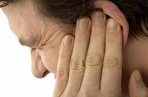Описание симптомов клеща в ухе человека