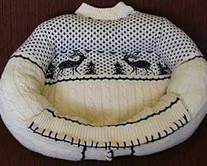 Удобный лежак из старого свитера